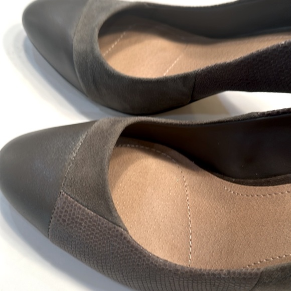 TAHARI Block Suede Elroy Heels - Picture 4 of 10